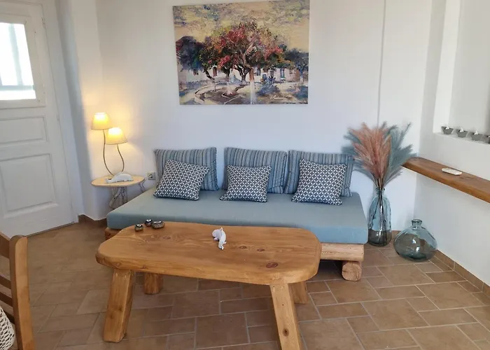 Holiday House In Paros Hébergement de vacances *